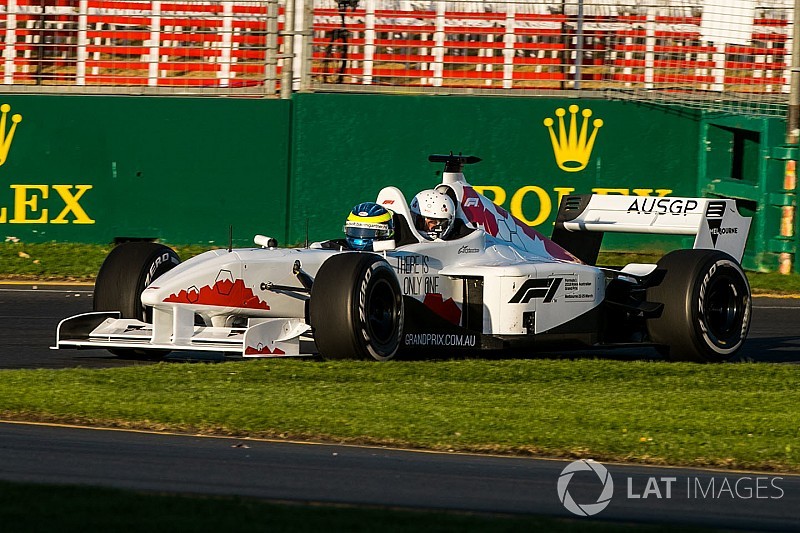 Baumgartner már a pályán az F1-es autóval
