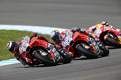Videón a tegnapi hátborzongató baleset a két Ducati és Pedrosa között