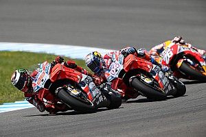 Videón a tegnapi hátborzongató baleset a két Ducati és Pedrosa között