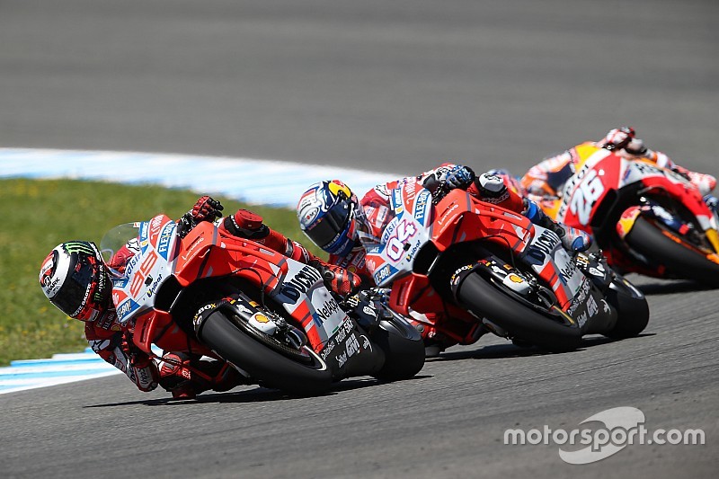 Videón a tegnapi hátborzongató baleset a két Ducati és Pedrosa között
