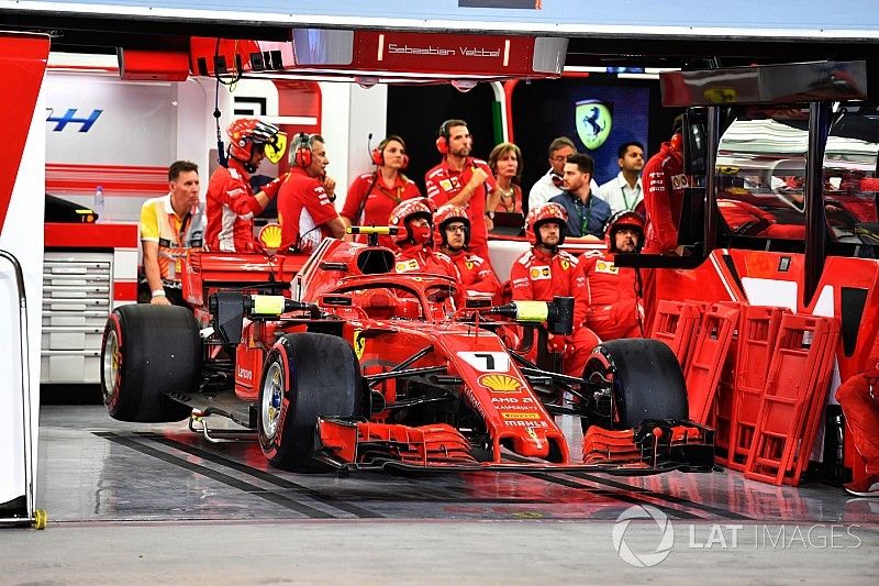 La voiture de Kimi Räikkönen dans le garage Ferrari après son abandon