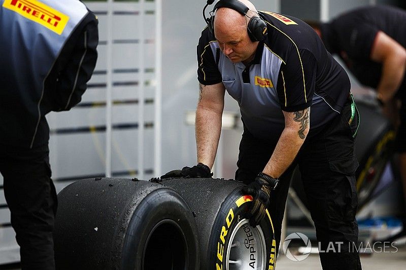 Pirelli-engineers werken aan de banden