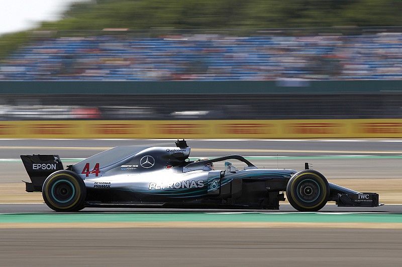 Hamilton wil af van DRS in Bocht 1 op Silverstone: "Nutteloos en gevaarlijk"
