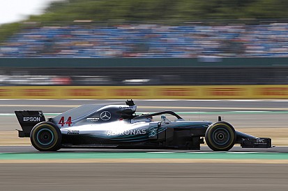 Hamilton wil af van DRS in Bocht 1 op Silverstone: "Nutteloos en gevaarlijk"