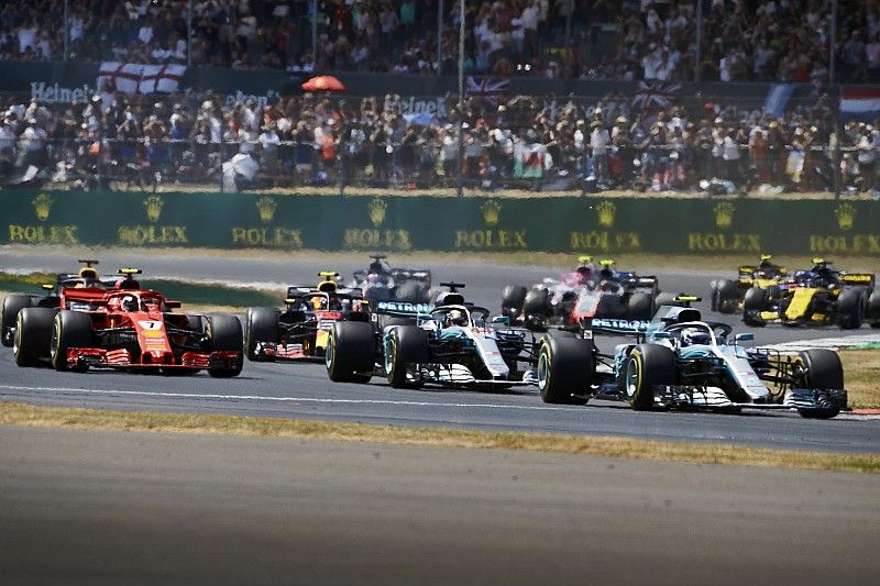 Valtteri Bottas, Mercedes AMG F1 W09, leads Lewis Hamilton, Mercedes AMG F1 W09, Kimi Raikkonen, Ferrari SF71H, and the rest of the field at the start of the race