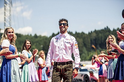 Képeken az F1-es versenyzői parádé az Osztrák Nagydíjról
