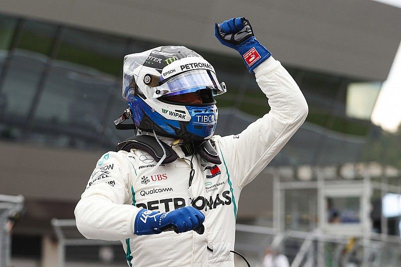 Ganador de la pole Valtteri Bottas, Mercedes AMG F1, celebra