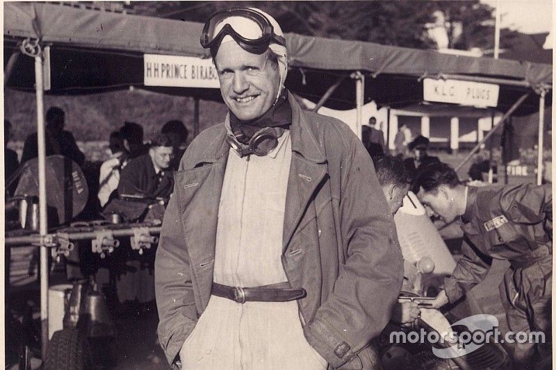 Siamo nel 1949, anno in cui Emmanuel De Graffenried vince il Gran Premio di Gran Bretagna a Silverstone al volante della Maserati 4CLT della Scuderia di Enrico Platé