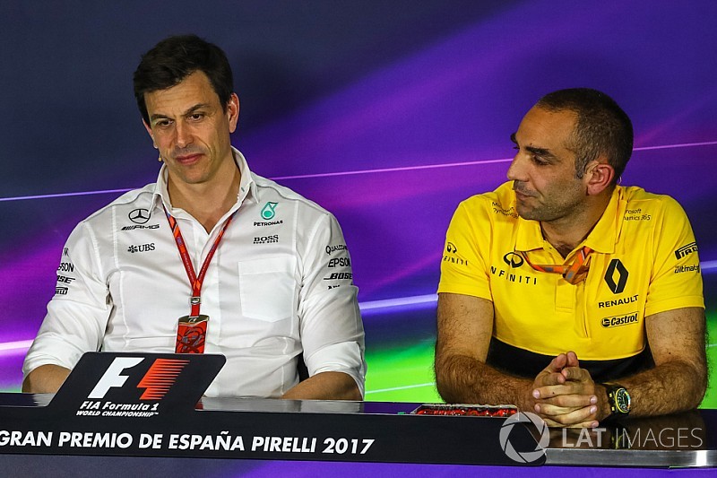 Renault critique les délais imposés par Mercedes pour les transferts