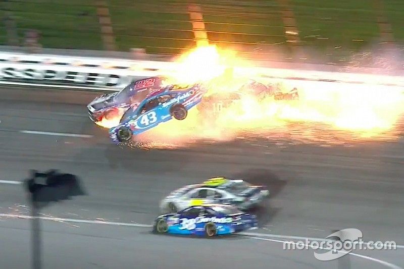 Acidente envolve Danica Patrick e leva piloto a hospital