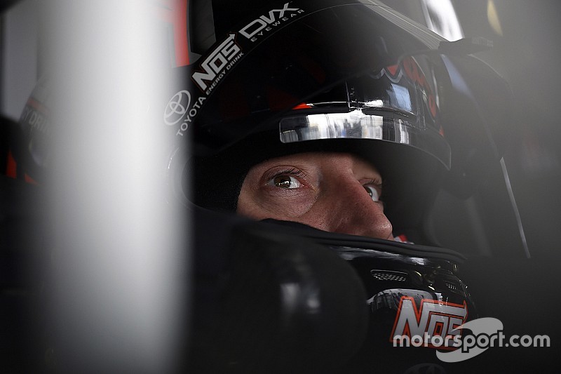 Kyle Busch conta com drama de jovem para vencer no Kansas
