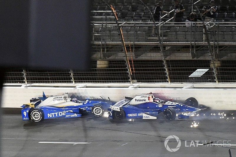 Scott Dixon, Chip Ganassi Racing Honda, Takuma Sato, Andretti Autosport Honda crash