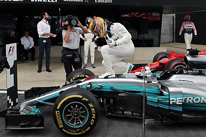 Hamilton gana sin despeinarse y Vettel sufre una pesadilla en Silverstone