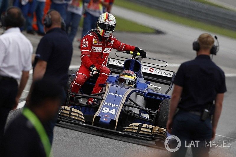 Sebastian Vettel, Ferrari, regresa a pits en el auto de Pascal Wehrlein, Sauber C36