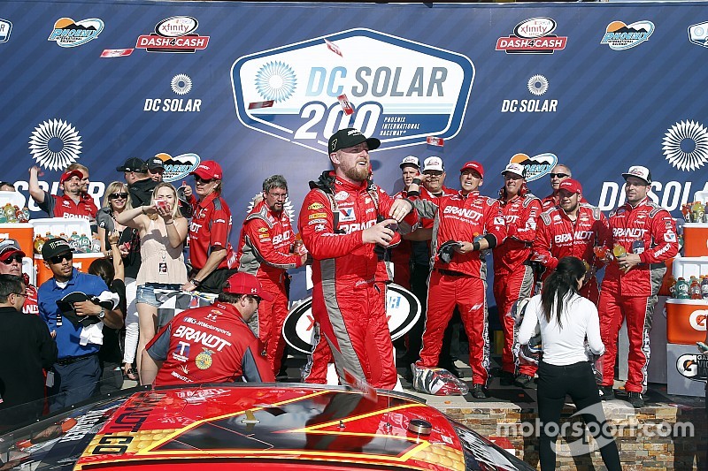 Allgaier termina racha sin triunfo en Xfinity; Suárez abandona por choque