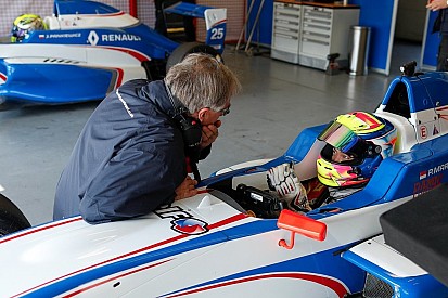 Mark Burdett sanjung progres Presley di tes perdana FR2.0 Eurocup