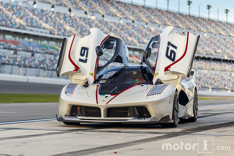Photos - Des Ferrari en ville comme en piste !