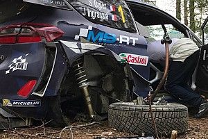 Ogier chocó contra un árbol en Finlandia