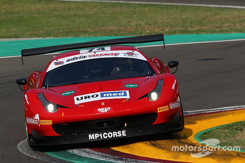 Stefano Colombo sale sulla Ferrari 458 Italia della MP1 Corse