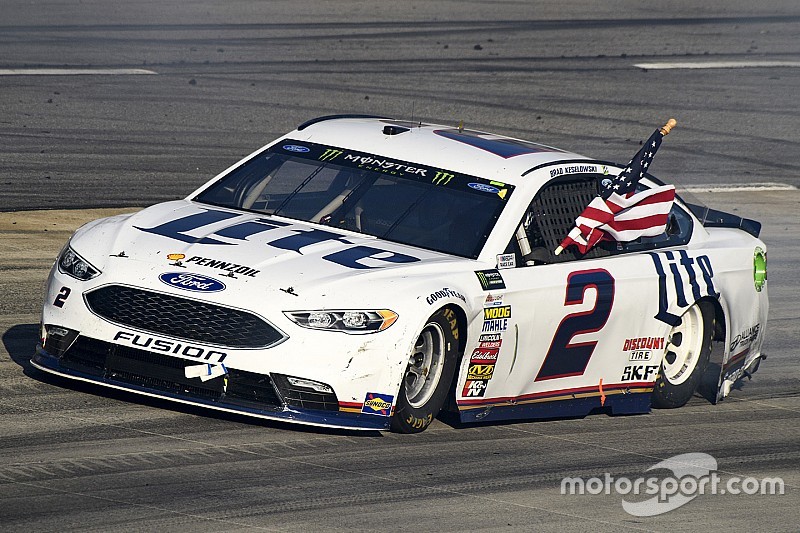 Keselowki vence a Kyle Busch y triunfa en Martinsville