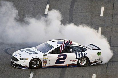 Кеселовски выиграл гонку NASCAR на «Мартинсвилль Спидвей»