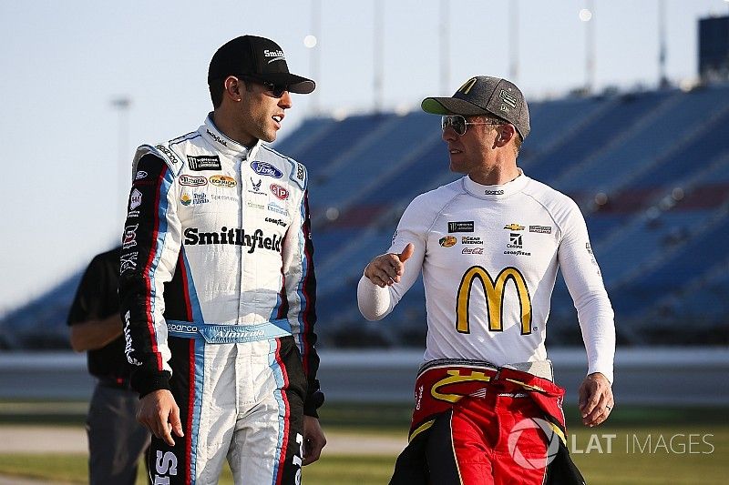 Jamie McMurray, Chip Ganassi Racing Chevrolet and Aric Almirola, Richard Petty Motorsports Ford