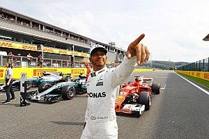 Hamilton merasa terhormat bisa sejajar dengan Schumacher