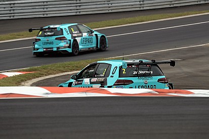 TCR: Huff a pole-ban, Vernay mögötte, a m1rások csak jóval hátrébb