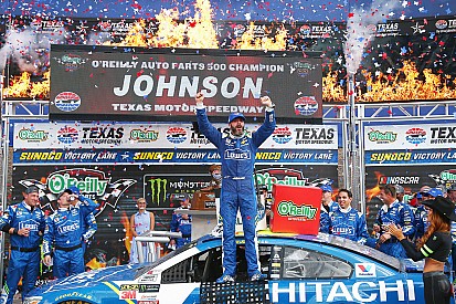 Jimmie Johnson trionfa in rimonta al Texas Speedway