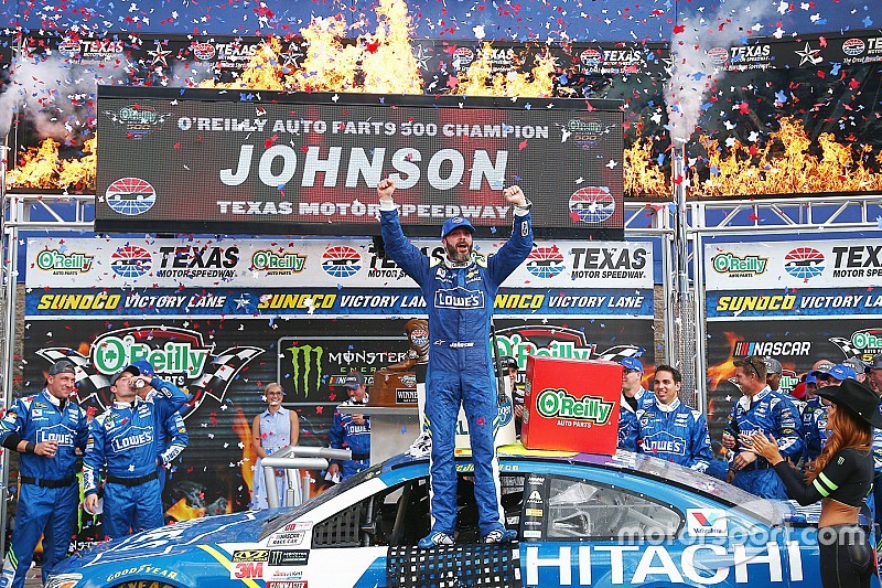 Jimmie Johnson trionfa in rimonta al Texas Speedway