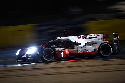 Le Mans uur 15: Porsche soeverein op kop na problemen bij Toyota