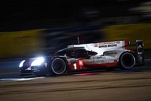 Le Mans uur 15: Porsche soeverein op kop na problemen bij Toyota