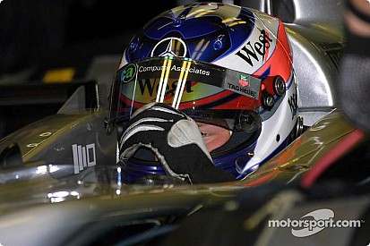 Räikkönen a régi mclarenes sisakjában végez edzéseket
