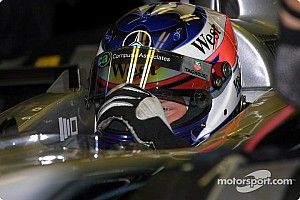 Räikkönen a régi mclarenes sisakjában végez edzéseket