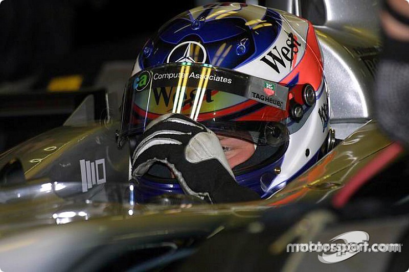 Räikkönen a régi mclarenes sisakjában végez edzéseket