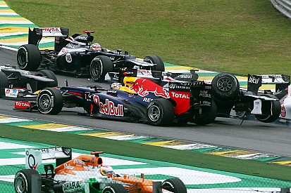 Videón, ahogy Bruno Senna megpörgeti Vettelt a 2012-es Brazil Nagydíjon