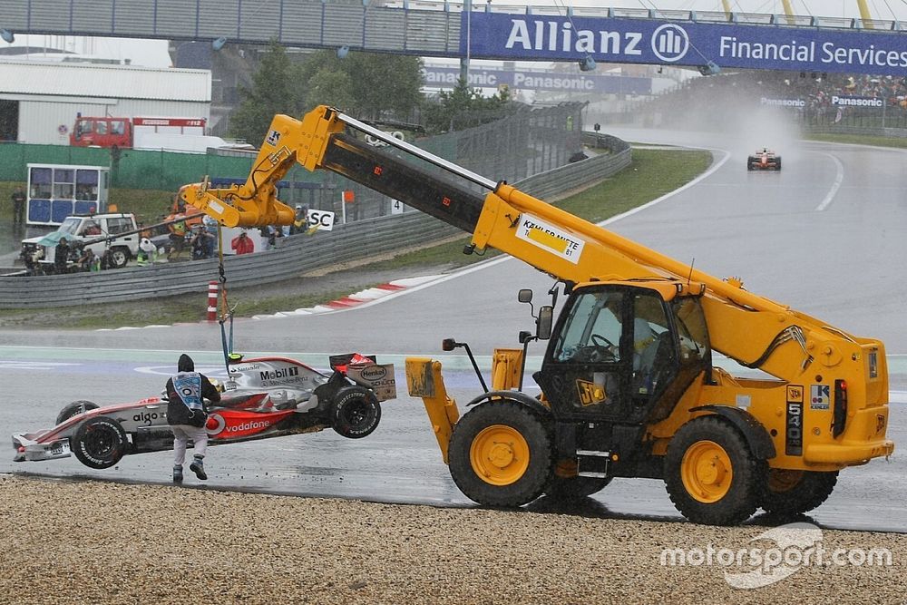 El minuto de gloria de Winkelhock, la grúa de Hamilton y victoria de Alonso