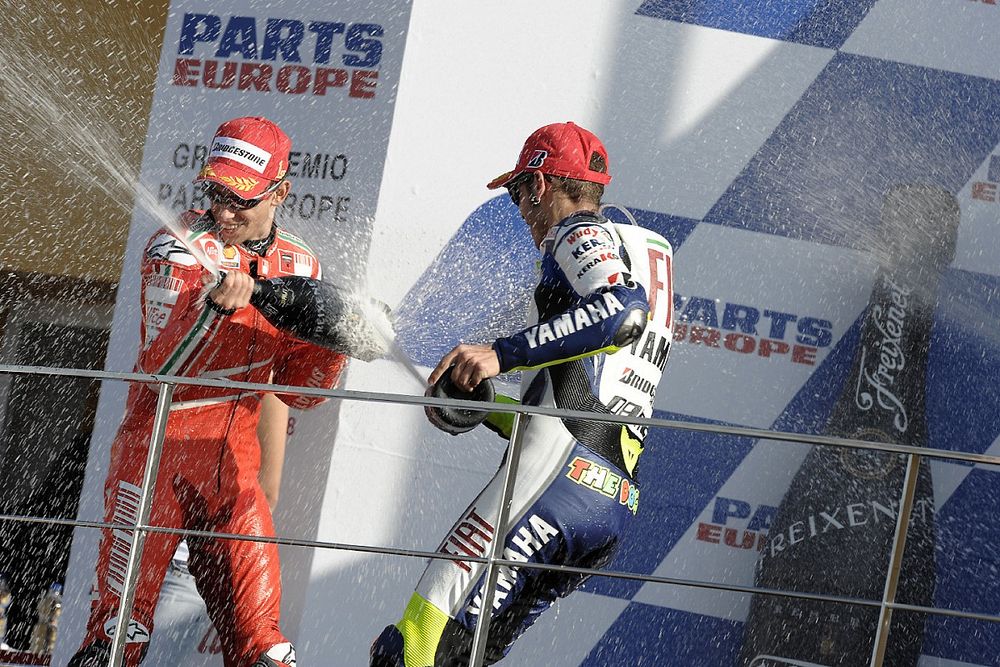 Podio: Casey Stoner y Valentino Rossi celebran con champaña