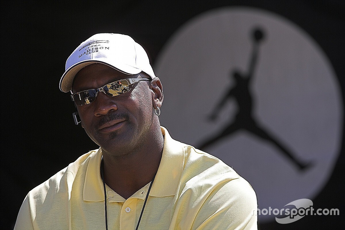 Michael Jordan se torna dono de equipe na NASCAR e terá Bubba Wallace como piloto