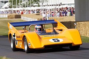 Lando Norris nem szívbajos: vizes aszfalton nyomta egy 1970-es McLaren M8D-vel