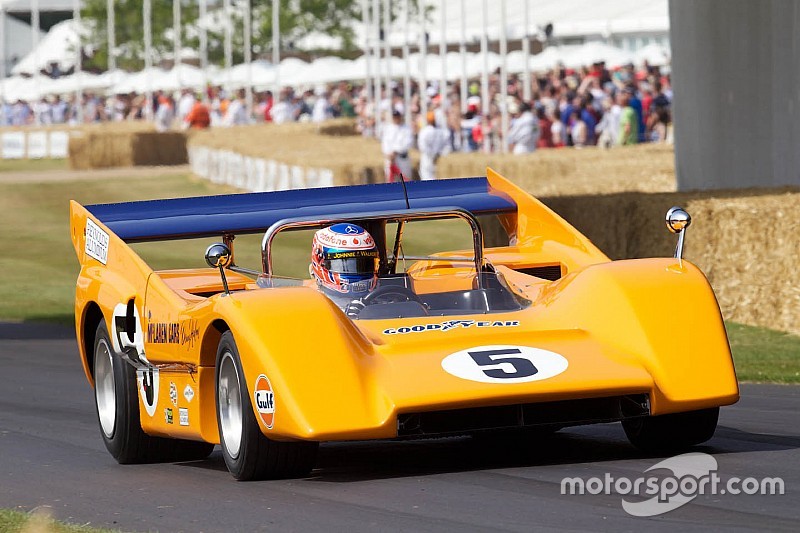 Lando Norris nem szívbajos: vizes aszfalton nyomta egy 1970-es McLaren M8D-vel