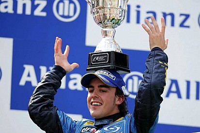 Alonso entra en el juego de Renault... en redes sociales