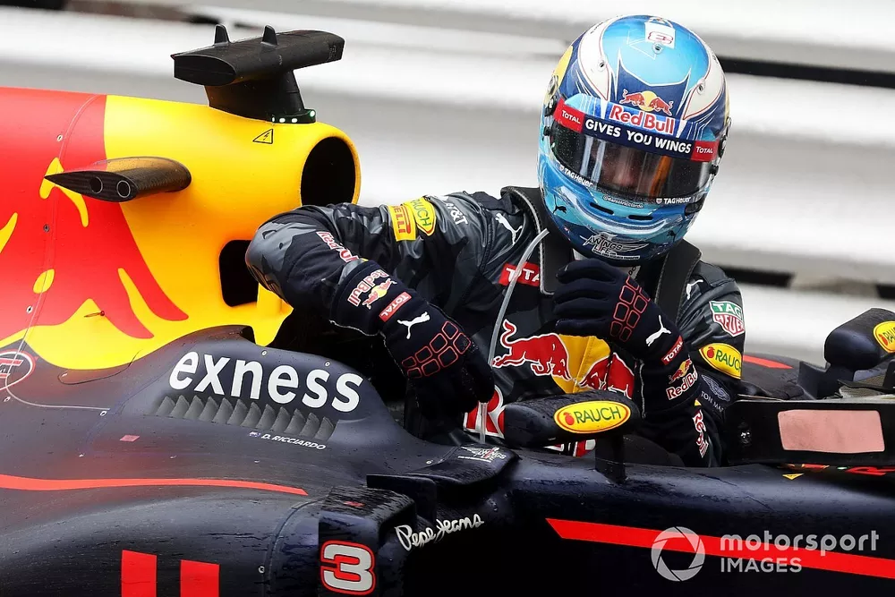 Daniel Ricciardo, Red Bull Racing descend de sa voiture dans le parc ferm&eacute;