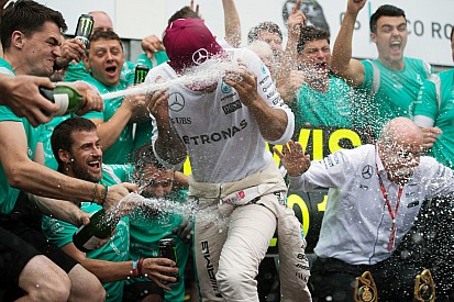 Hamilton gives Mercedes mechanics vote of confidence
