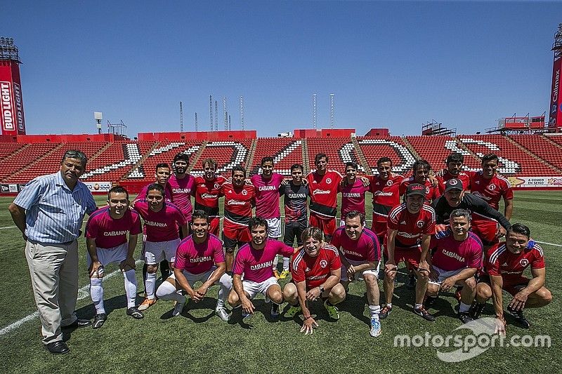 Checo Pérez juega con equipo profesional de futbol mexicano
