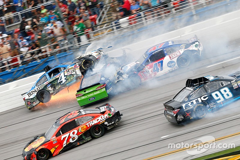 Keselowski triunfa en accidentada carrera en Talladega