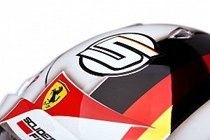 Vettel Schumacheres sisakban versenyez - fotóval