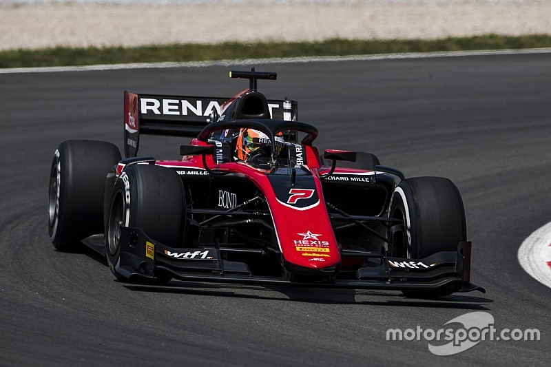 F2 Spanje: Aitken overtuigend naar winst in sprintrace