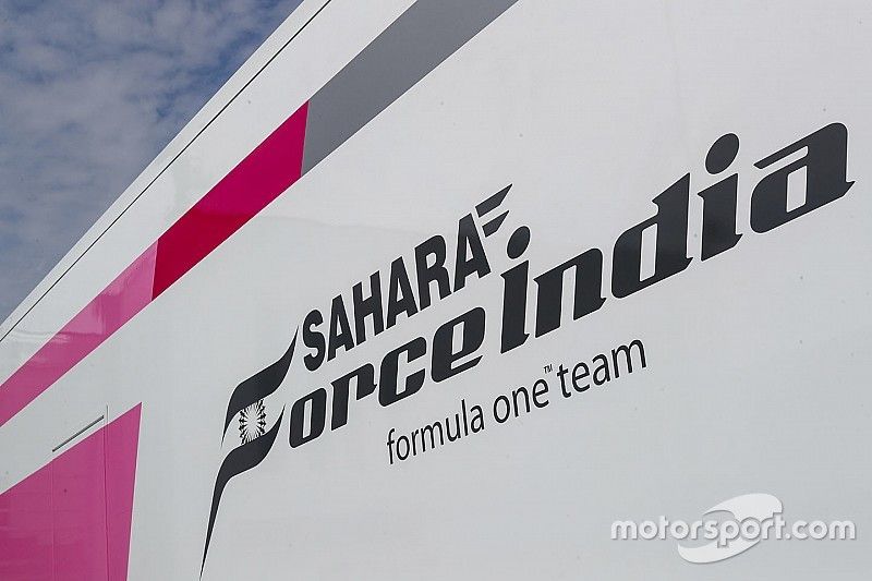 Force India logo en un camión