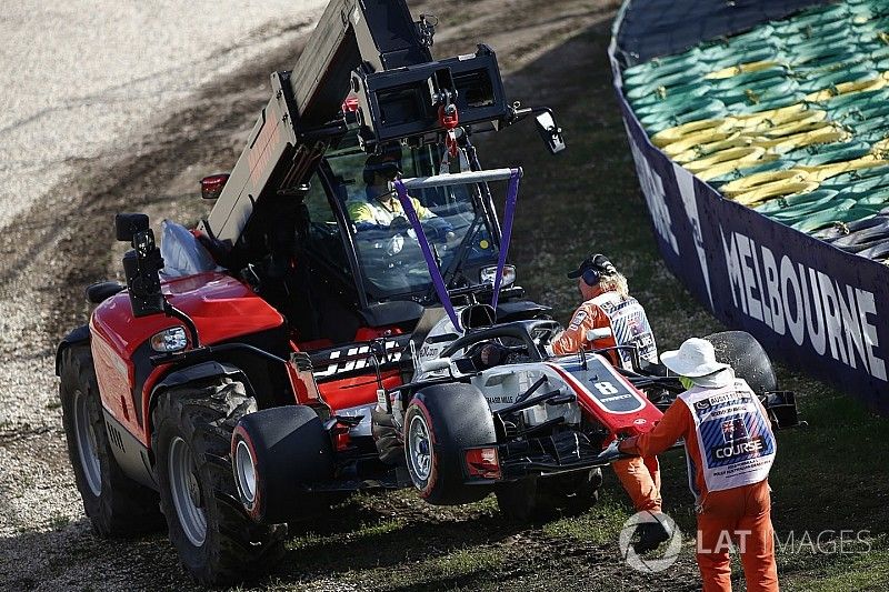 Les commissaires dégagent la voiture de Romain Grosjean, Haas F1 Team VF-18 Ferrari, du circuit